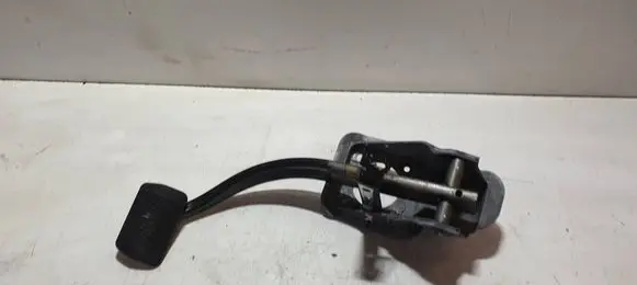 Accelerator throttle pedal