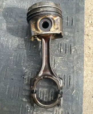 Toyota Avensis T250 Piston with connecting rod 86178