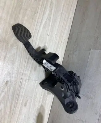 Nissan Juke II F16 Clutch pedal 465401750R