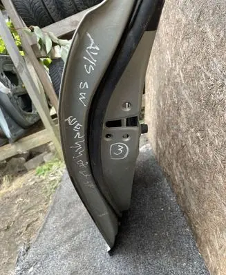 Toyota Avensis T250 Rear door