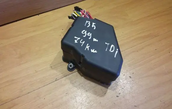 Volkswagen PASSAT B5 Fuse module 8D1941824