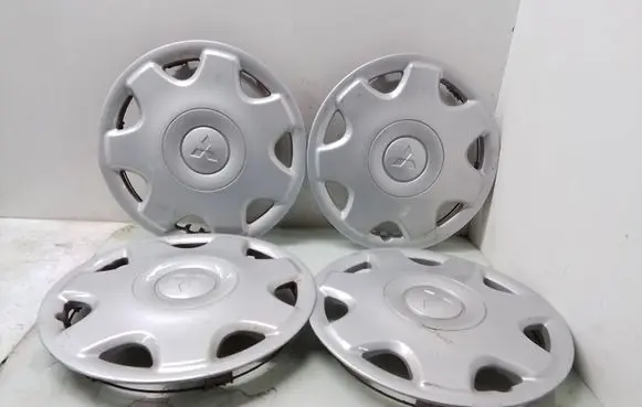 Mitsubishi Colt R15 wheel hub/cap/trim 