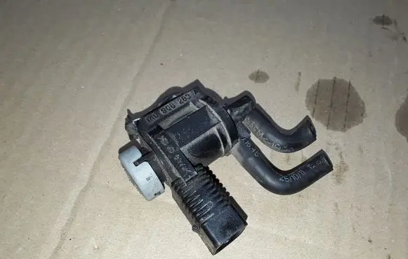 Volkswagen PASSAT B7 Vacuum valve 1K0906283A