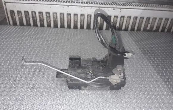Opel Astra H Front door lock 
