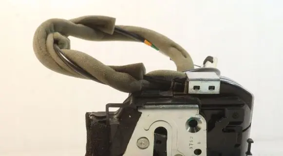Infiniti Q50 Front door lock L53H