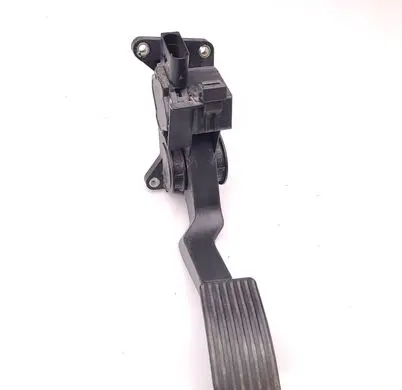 Accelerator throttle pedal