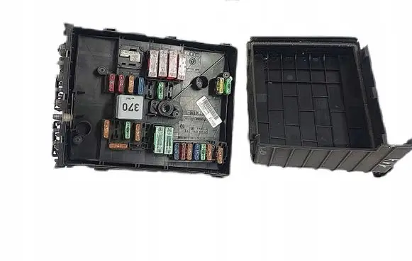 Volkswagen Passat Alltrack Fuse box cover 1K0937132F