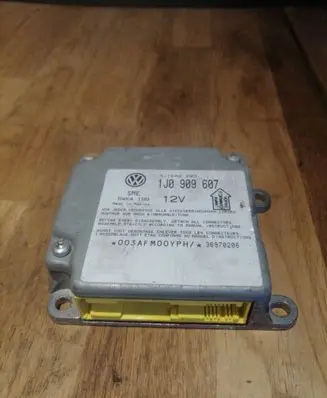 Volkswagen PASSAT B5 Airbag control unit/module 1J0909607