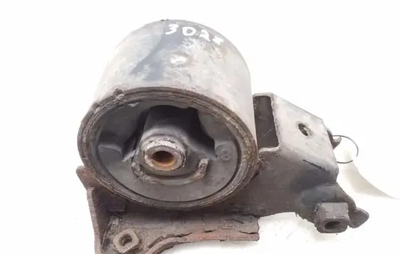 Nissan X-Trail T30 Engine mount bracket