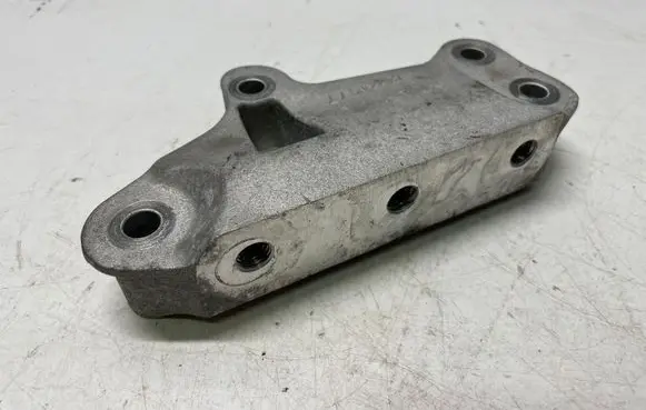 Opel Insignia B Engine mounting bracket 84221477