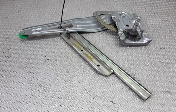 Rear door manual window regulator