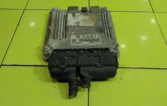 Volkswagen Scirocco Engine control unit/module 0281015339