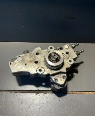 Mercedes-Benz Vito Viano W639 Fuel injection high pressure pump 0445010143 A6460700401