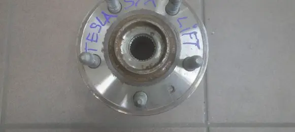 Tesla Model S Front wheel bearing hub 102717000A