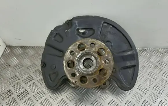 Mercedes-Benz E W212 Front wheel hub A2044211120