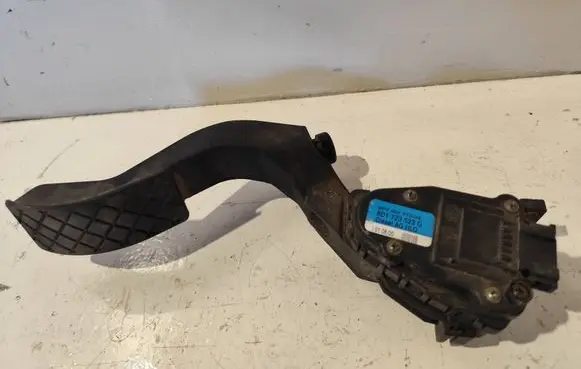 Volkswagen PASSAT B5 Accelerator throttle pedal 8D1723523G 6PV00777006