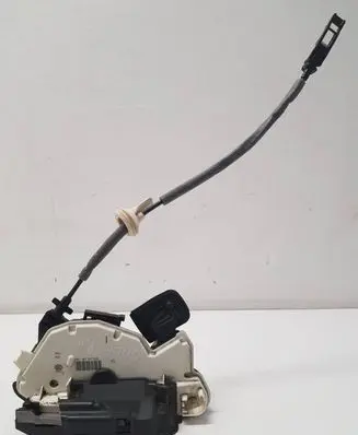 Volkswagen Golf VII Front door lock 5K1837015E