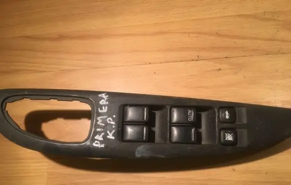 Nissan Primera Electric window control switch 25401AV640