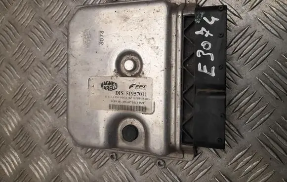 Fiat 500L Engine control unit/module 51957011