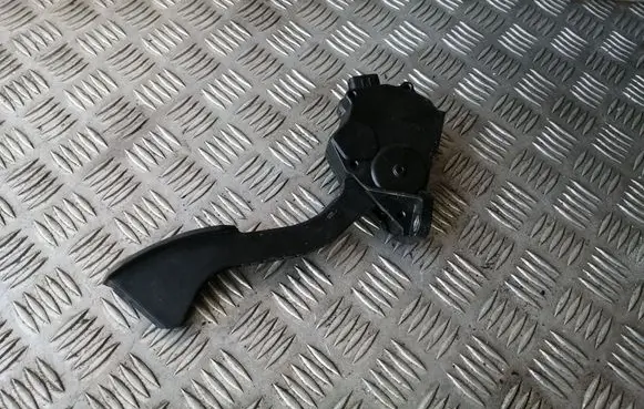 Toyota Prius (XW30) Accelerator throttle pedal 7811012050 1988008572