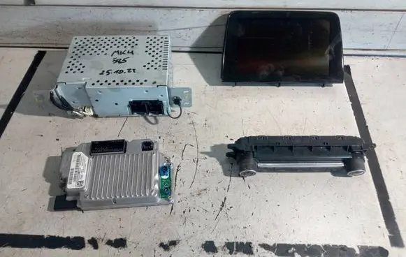 Ford Focus Radio/CD/DVD/GPS head unit JX7118C815VT 3U5T14G371GDD