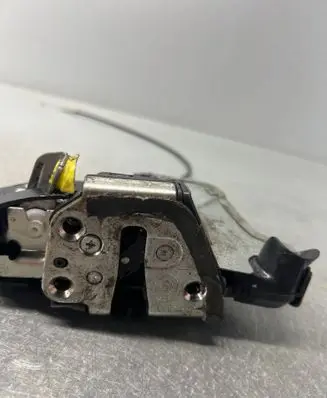Toyota Avensis T250 Front door lock 7C3106