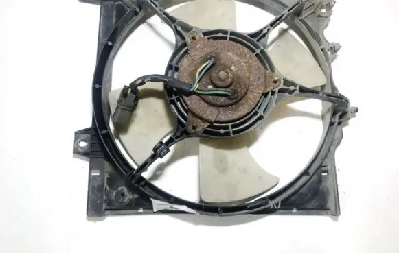 Nissan Sunny Radiator cooling fan shroud