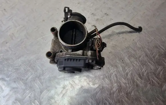 Volkswagen PASSAT B5 Throttle valve 058133063H