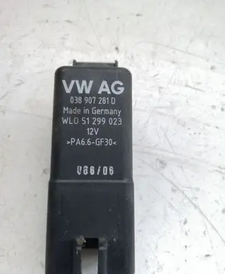 Volkswagen Touran I Glow plug pre-heat relay 038907281D WL051299023