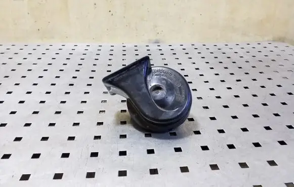 Audi A6 S6 C5 4B Horn signal 191951221