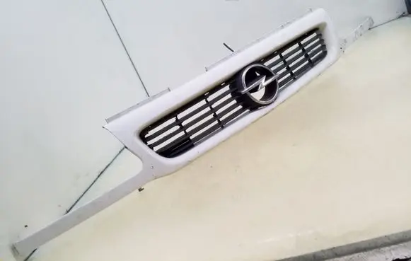 Opel Astra F Front bumper upper radiator grill
