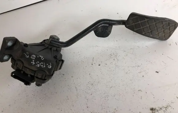 Volkswagen PASSAT B5.5 Accelerator throttle pedal 8E2721523E