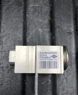 Mercedes-Benz E W213 Air conditioning (A/C) expansion valve A0998300600 T76126B 327574