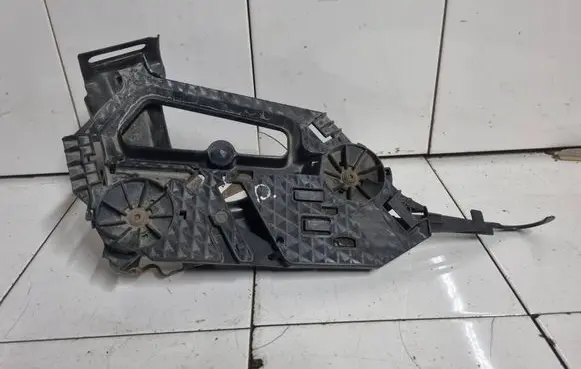Skoda Octavia Mk2 (1Z) Headlight/headlamp mounting bracket 1Z0941340