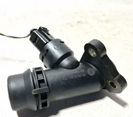 Volkswagen PASSAT B6 Engine coolant pipe/hose 06F121131C