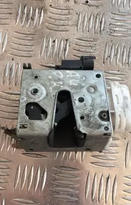 Audi A4 S4 B5 8D Front door lock 8d2837015f