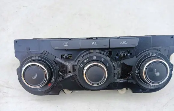 Skoda Octavia Mk2 (1Z) Climate control unit 3T0820047K