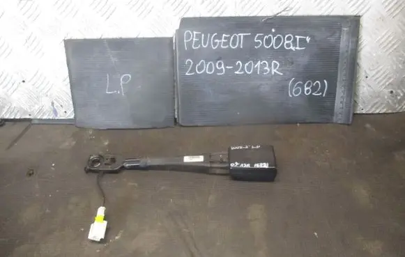 Peugeot 5008 Seat belt trim 