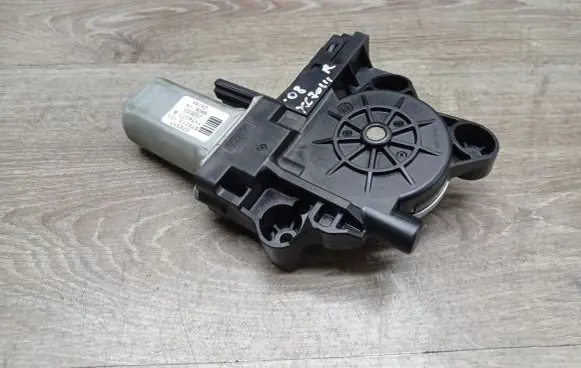Volvo XC70 Front door window regulator motor 970713101 1174077