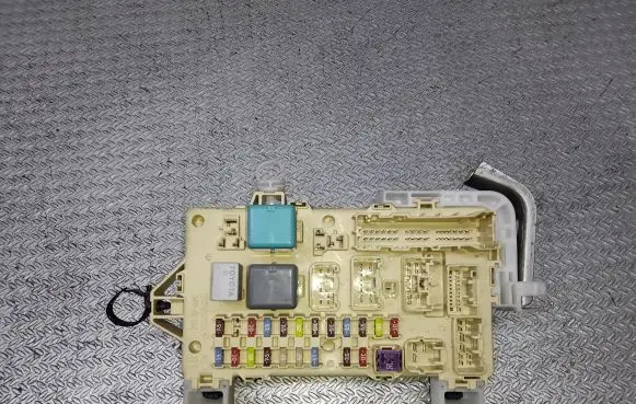 Toyota Corolla Verso AR10 Fuse module 892210F010