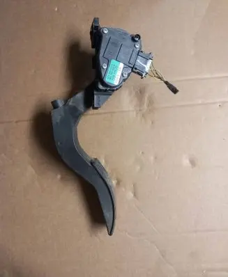 Accelerator throttle pedal