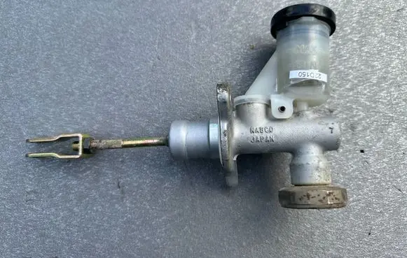 Nissan King Cab, Navara Clutch master cylinder 306103S108