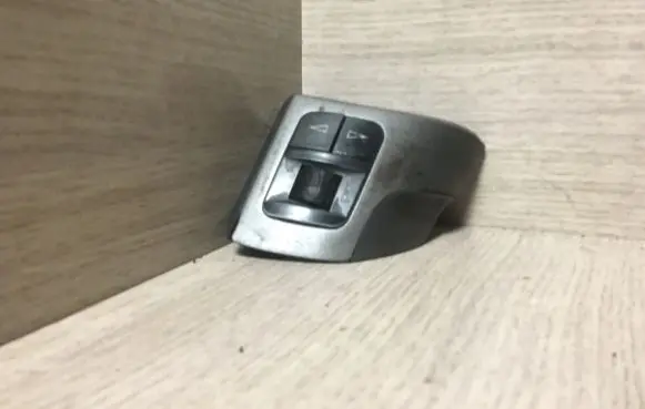 Steering wheel buttons/switches