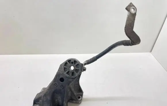 Audi Q7 4L Engine mounting bracket 7L6199308B