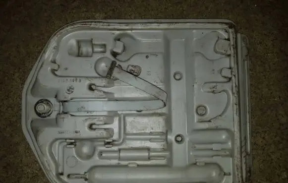 BMW 5 E28 Tool box 1152080