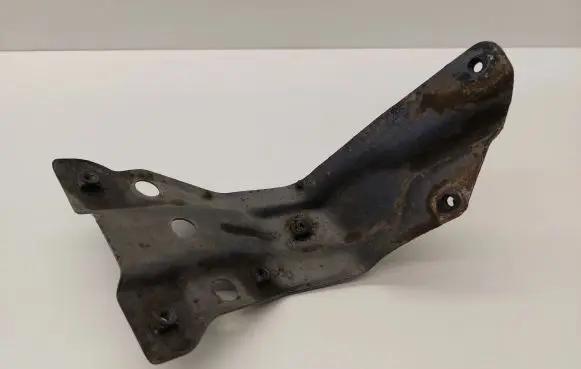 Volkswagen Eos Fender mounting bracket 1Q0821136