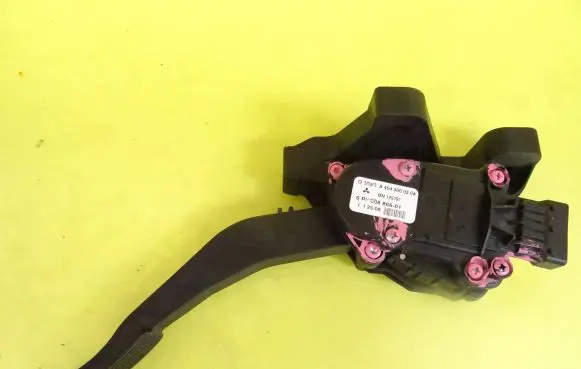Accelerator throttle pedal