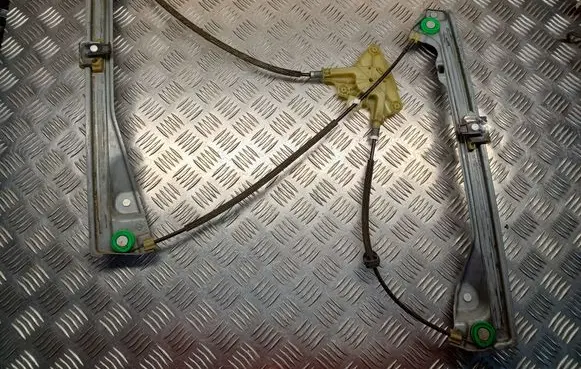 Renault Laguna III Front door electric window regulator 807000002R 974824103