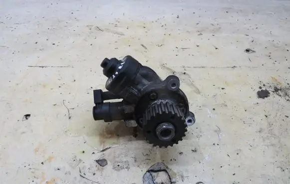 Volkswagen PASSAT B8 Fuel injection high pressure pump 04L130755E