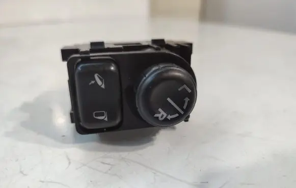 Nissan Qashqai+2 Wing mirror switch
